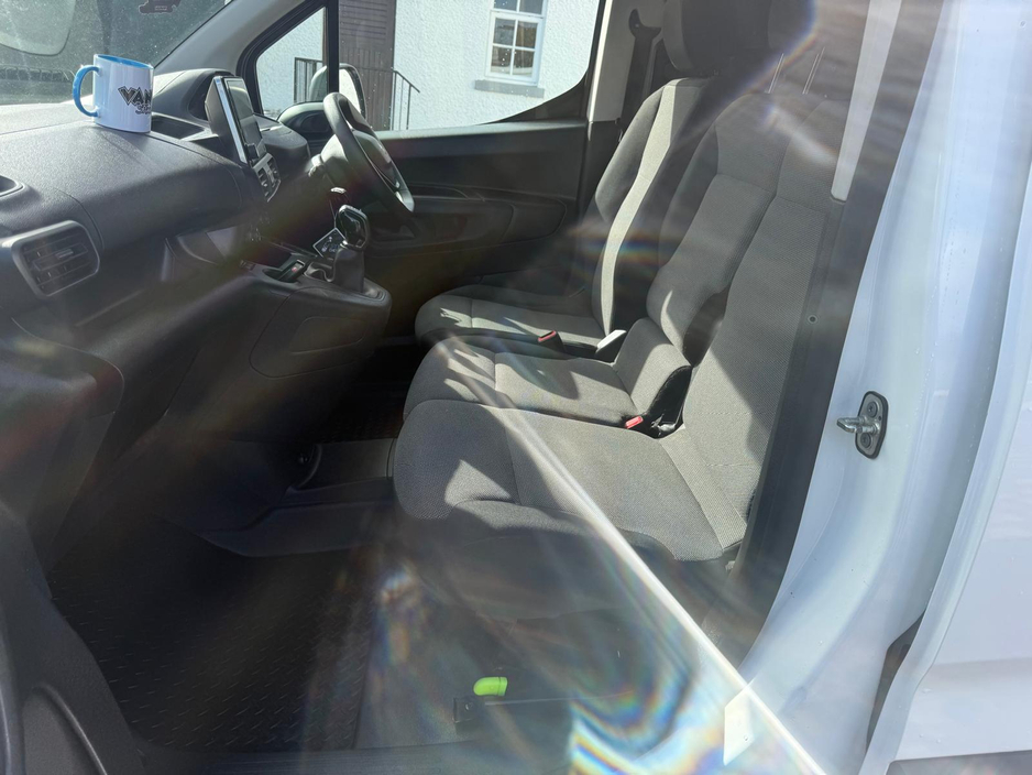2019 Peugeot Partner - image 13