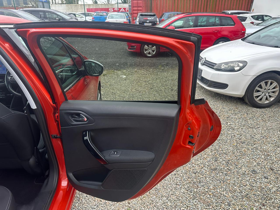 2017 Peugeot 208 - image 11