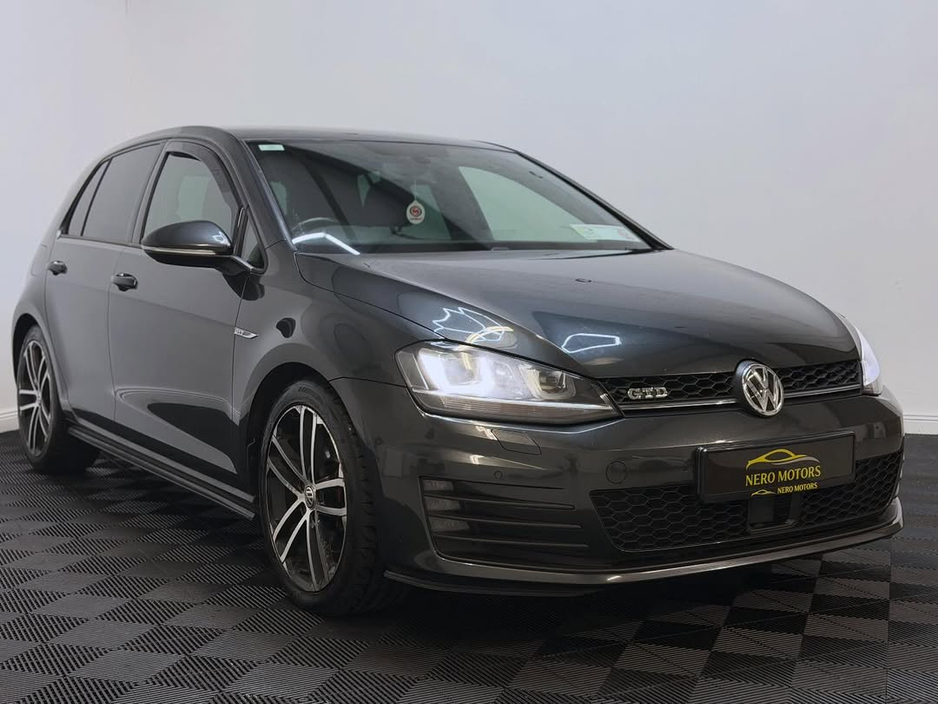 2015 Volkswagen Golf - image 2