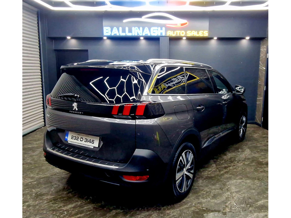 2023 Peugeot 5008 - image 3
