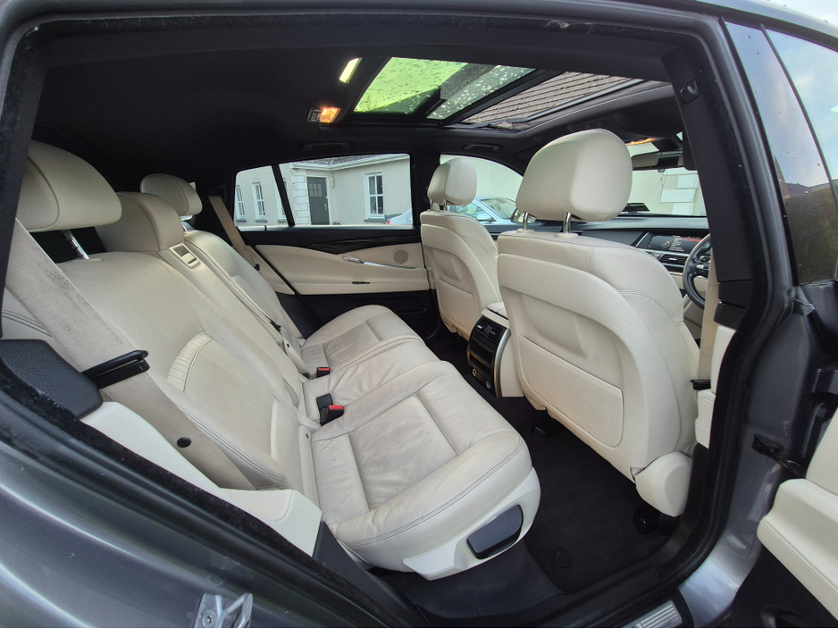 2016 BMW 5 Series - image 14