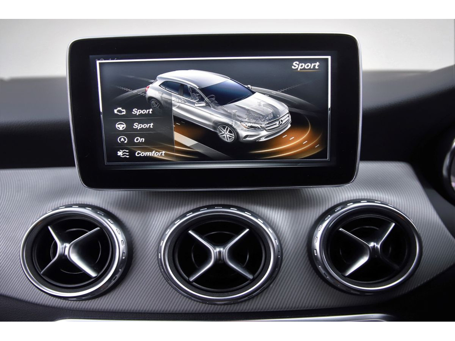 2016 Mercedes-Benz GLA Class GLA 180 *HALF LEATHER*REVERSE CAM*PARK SENSORS* €18,890