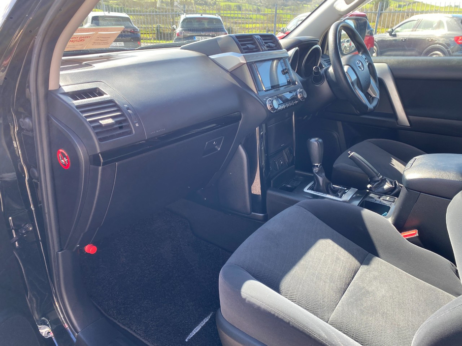 2017 Toyota Landcruiser - image 12