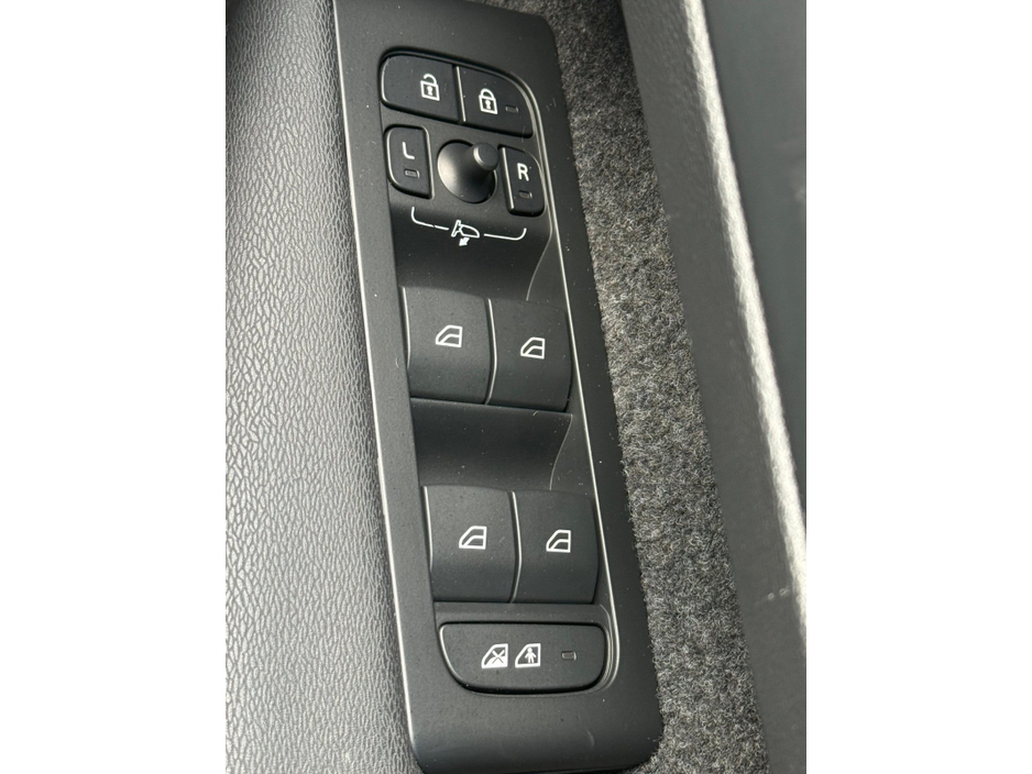 2022 Volvo XC40 - image 23