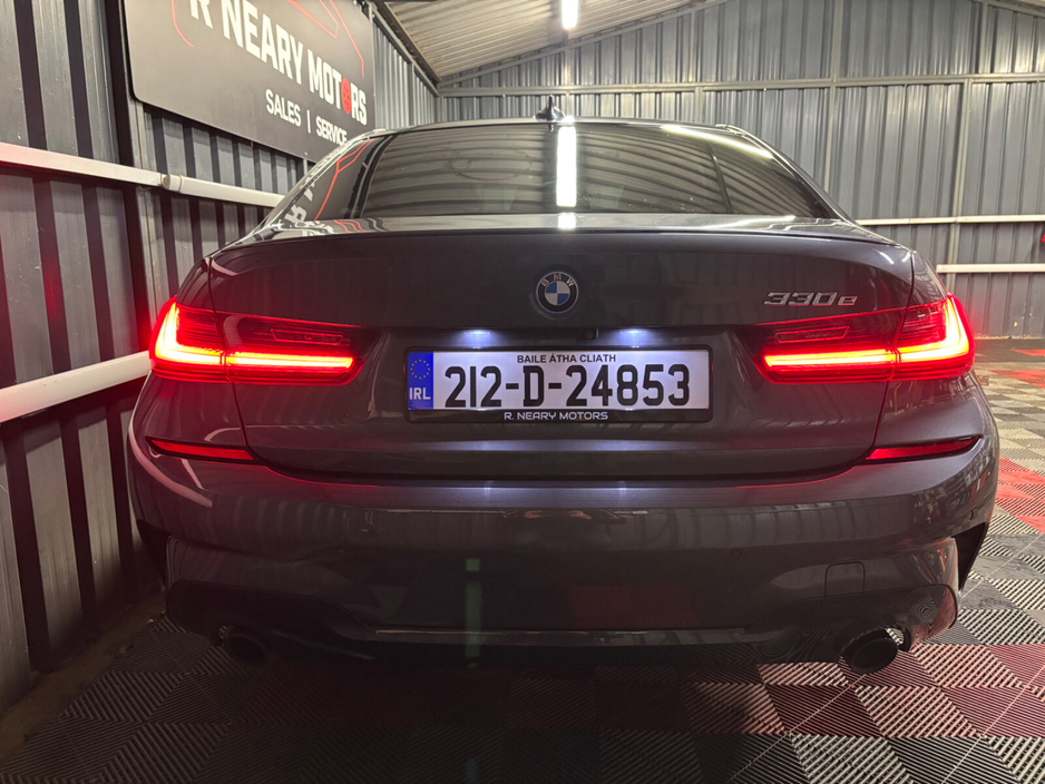 2021 BMW 3 Series - image 2