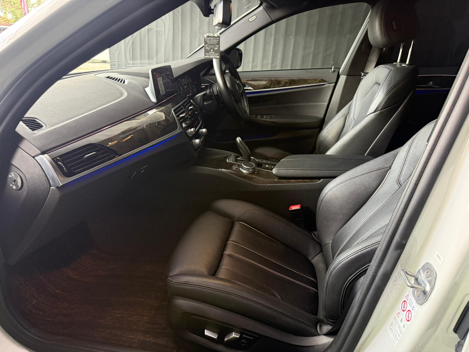 2019 BMW 5 Series - image 9