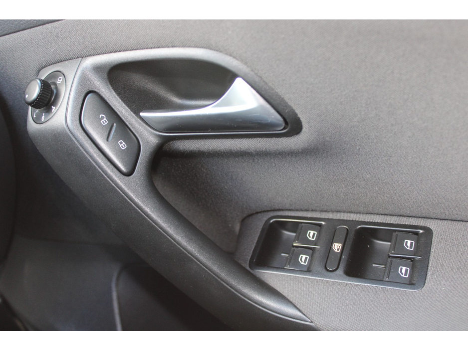 2014 Volkswagen Polo - image 13