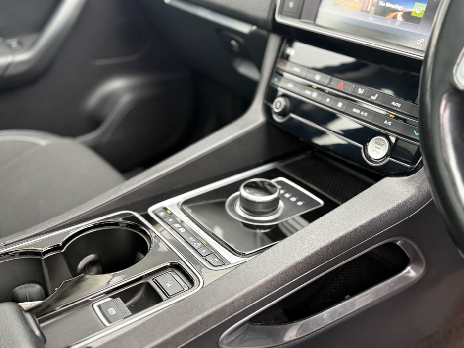 2016 Jaguar F-Pace 2.0 D AWD R-SPORT AUTO 5DR €15,950