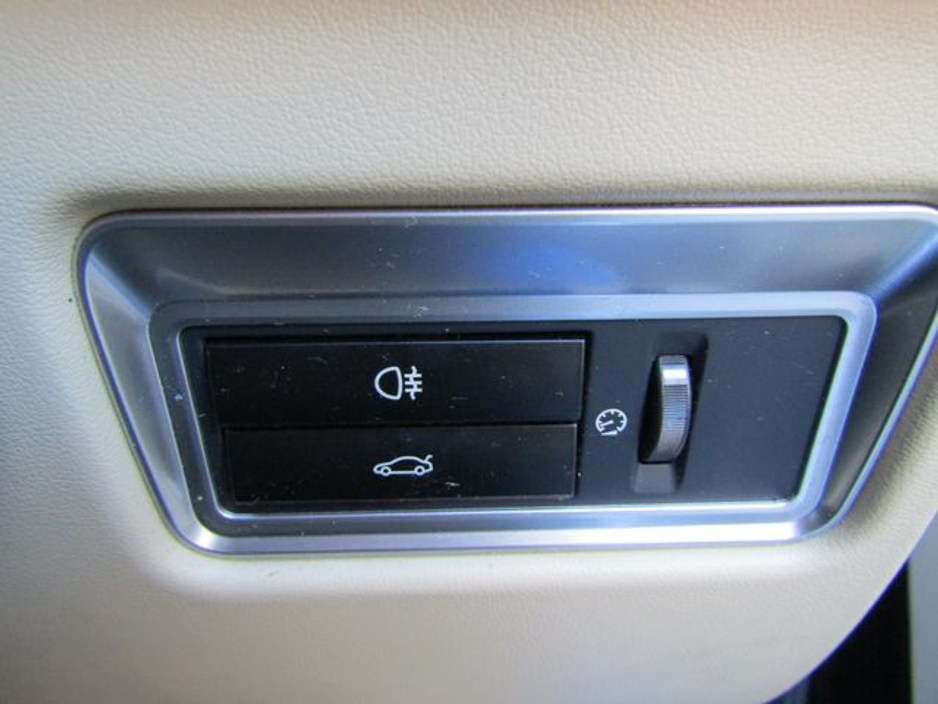 2014 Jaguar XF - image 27