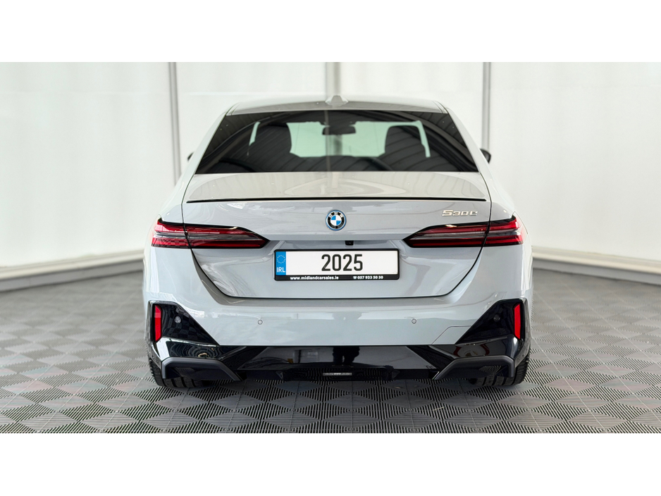 2025 BMW 5 Series - image 10