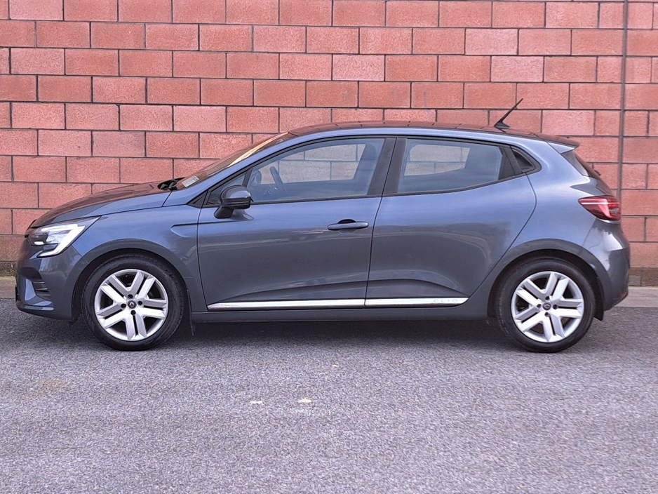 2020 Renault Clio - image 3