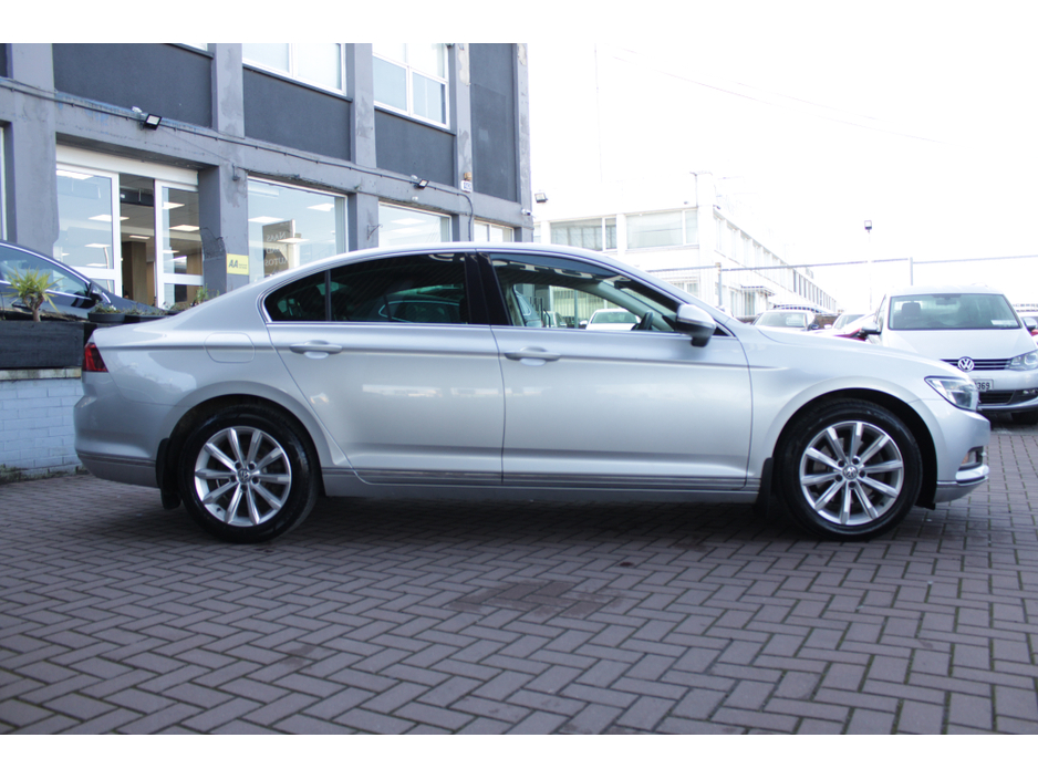 2015 Volkswagen Passat - image 3