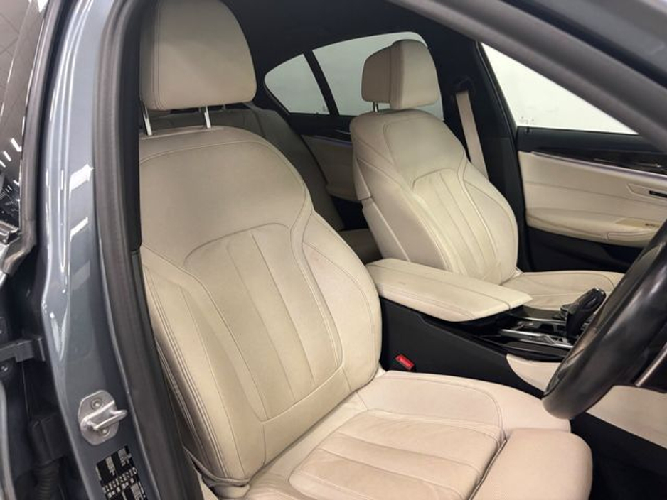 2018 BMW 5 Series - image 11