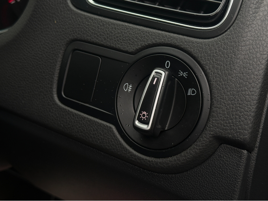 2015 Volkswagen Polo - image 12