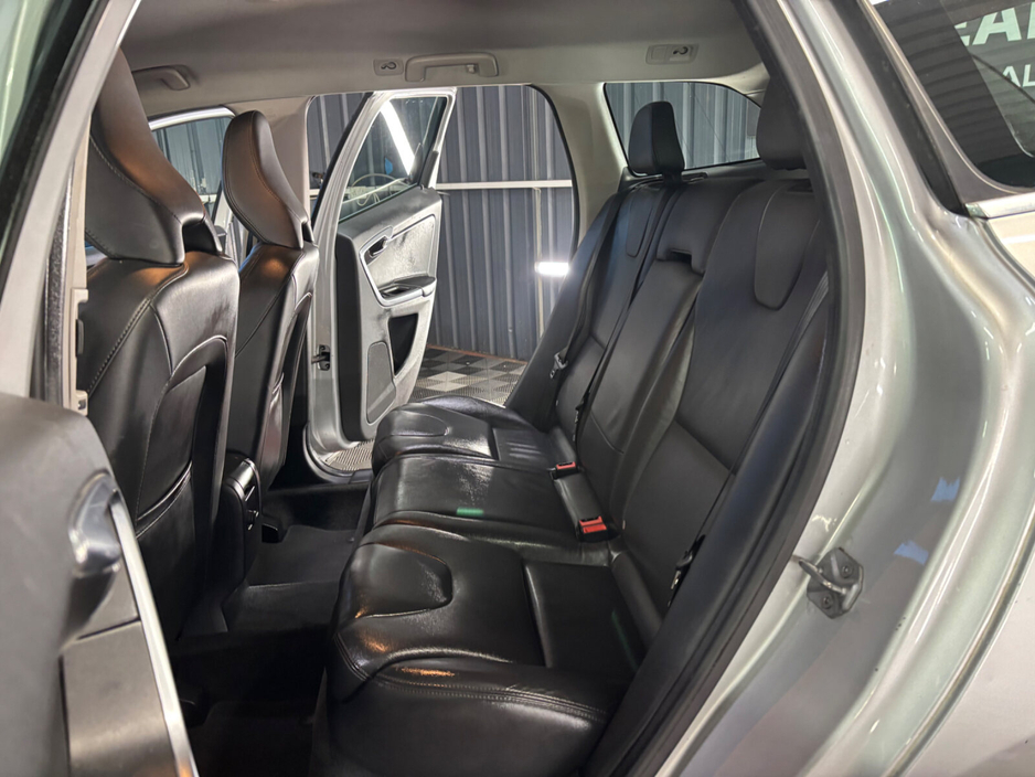 2016 Volvo XC60 - image 17