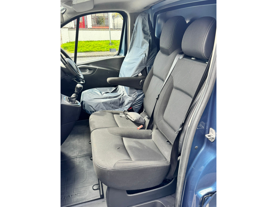 2021 Renault Trafic - image 3