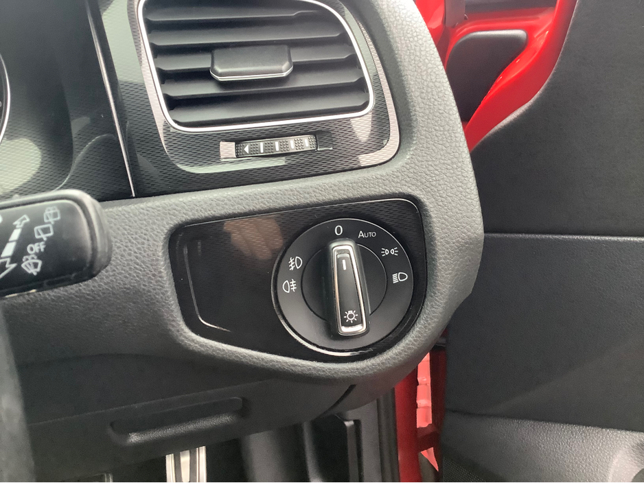 2014 Volkswagen Golf - image 23