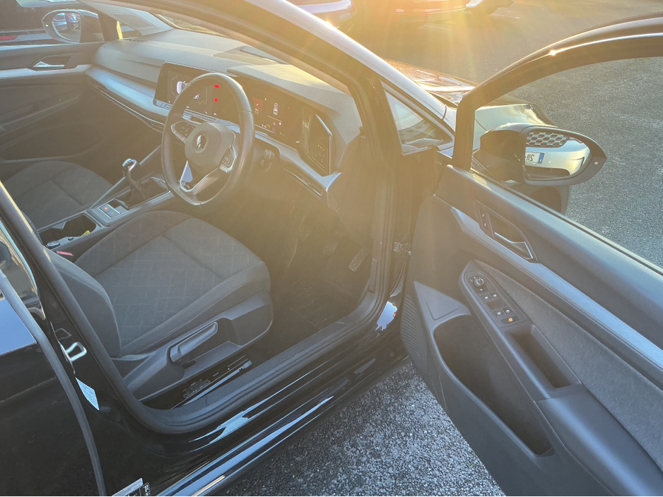 2023 Volkswagen Golf - image 11