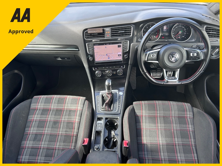 2015 Volkswagen Golf - image 2