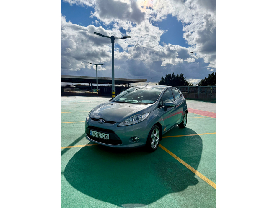 2009 Ford Fiesta - image 2