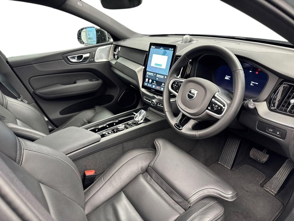 2025 Volvo XC60 - image 6