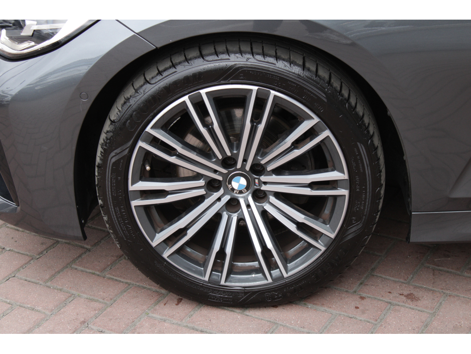 2019 BMW 3 Series - image 27