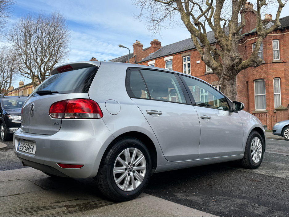 2012 Volkswagen Golf - image 5