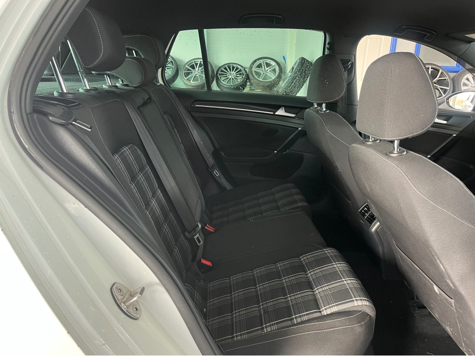 2015 Volkswagen Golf - image 10