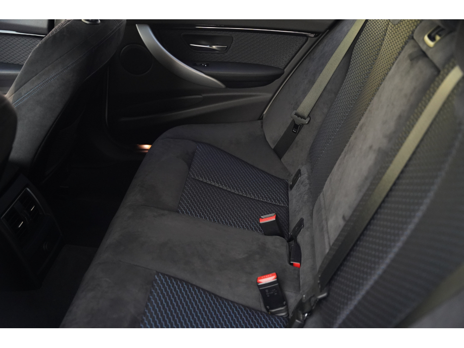 2016 BMW 3 Series - image 22