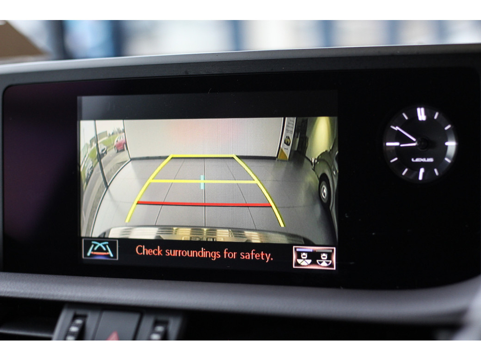 2021 Lexus ES 300 H - image 29