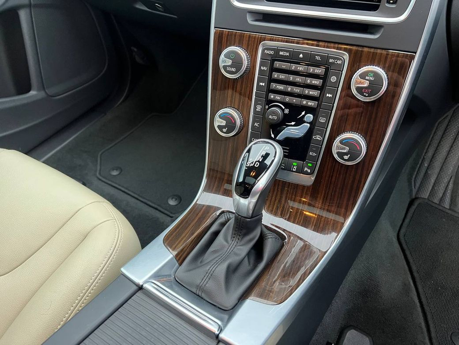 2017 Volvo V60 D4 CLASSIC 2.0 D // OPENING SUNROOF // LEATHER HEATED SEATS // REVERSE CAMERA €18,950