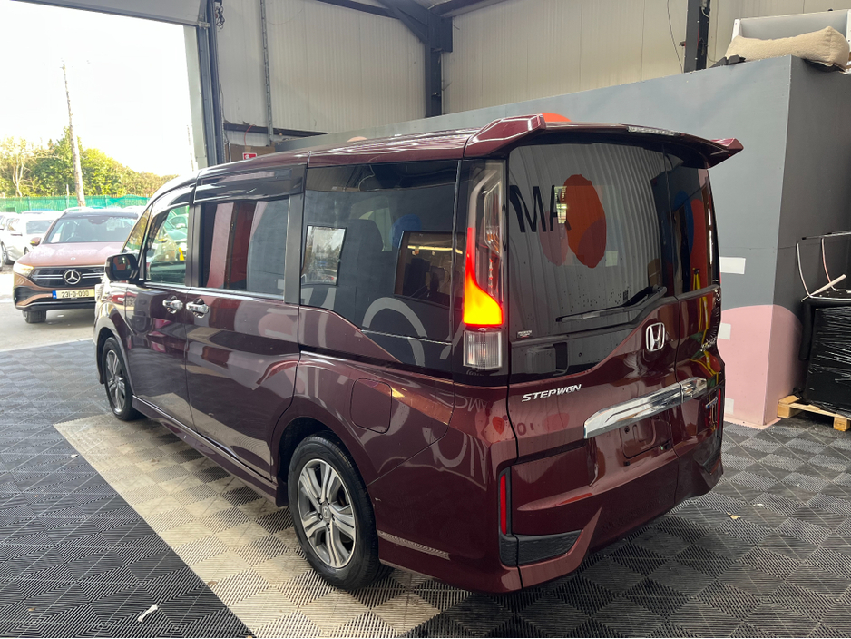 2017 Honda Stepwagon - image 4