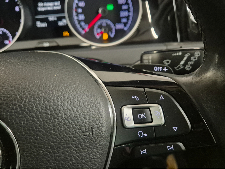 2017 Volkswagen Golf **HIGHLINE**ONLY 63000KMS**ALCANTARA SEATS*17" ALLOYS**BLIND SPOT WARNING**LANE ASSIST**KEYLESS ENTRY AND START**ADAPTIVE CRUISE CONTROL**DUAL ZONE CLIMATE CONTROL*REVERSE CAMERA*BLUETOOTH STREAMI €16,949