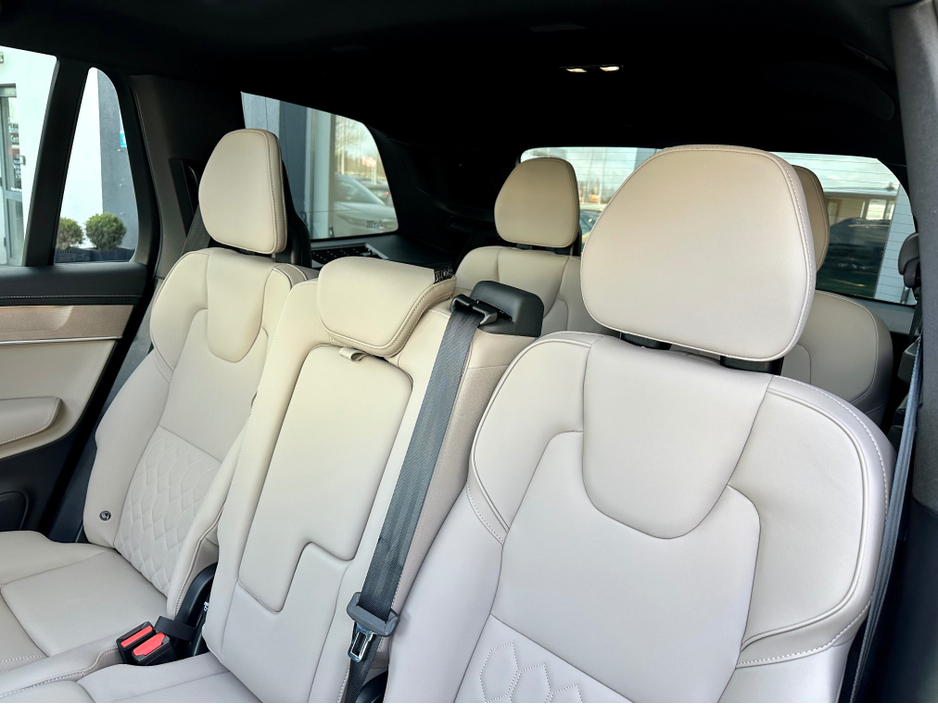 2025 Volvo XC90 - image 12