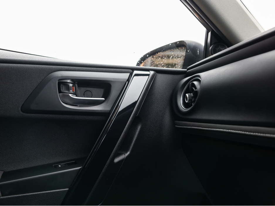 2017 Toyota Auris HYBRID LUNA 4DR AUTO €15,950