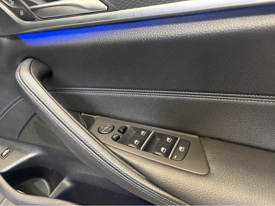 2021 BMW 5 Series - image 10