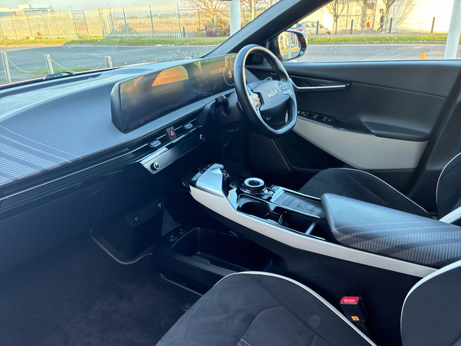 2022 Kia EV6 - image 2