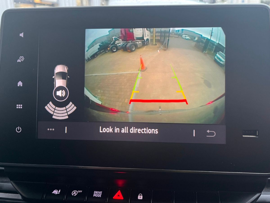 2024 Renault Trafic - image 14