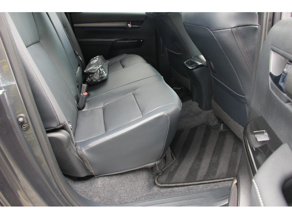 2025 Toyota Hilux Invincible X * Roll cover and bars inc €66,358