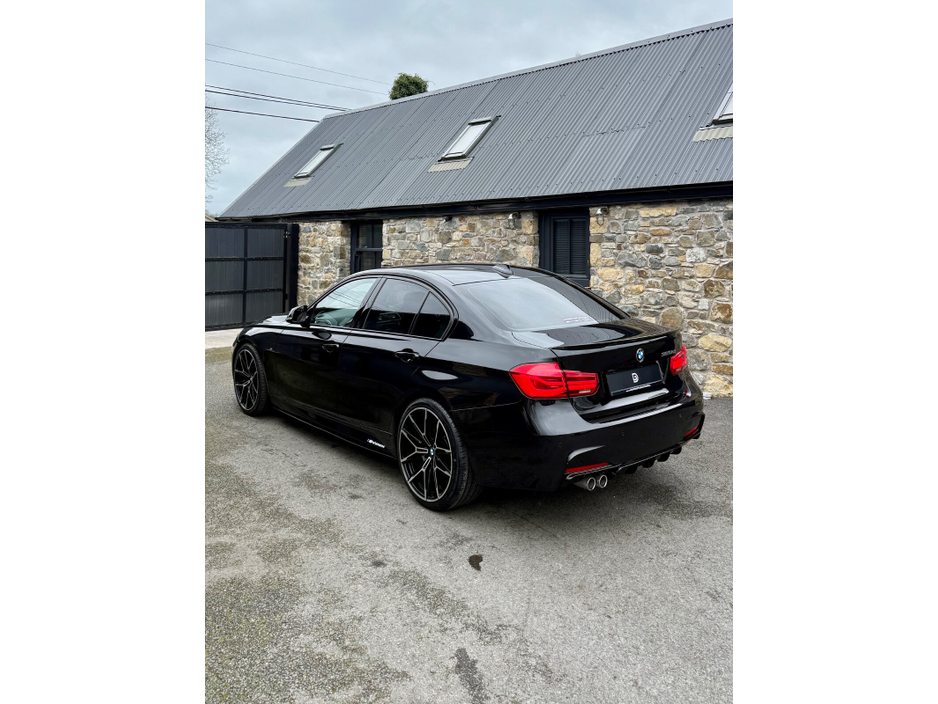 2017 BMW 3 Series - image 5