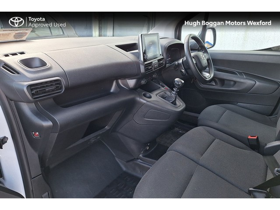 2024 Toyota Proace City - image 17