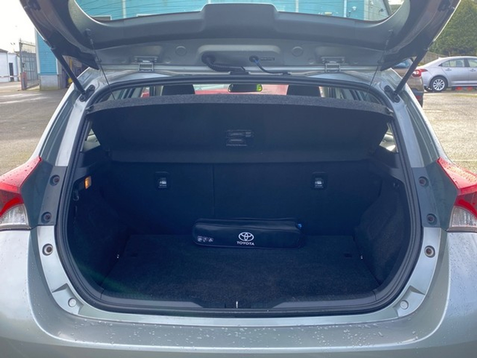 2017 Toyota Auris - image 10