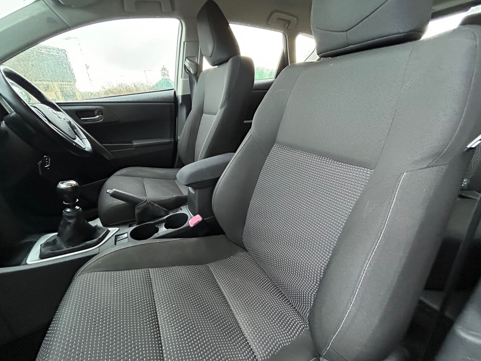 2014 Toyota Auris - image 9