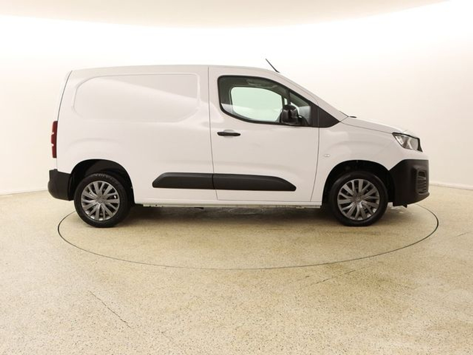 2022 Peugeot Partner - image 8