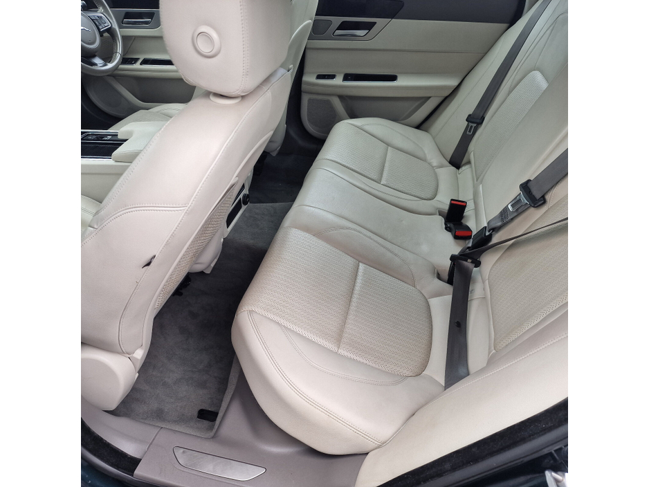 2016 Jaguar XF - image 12