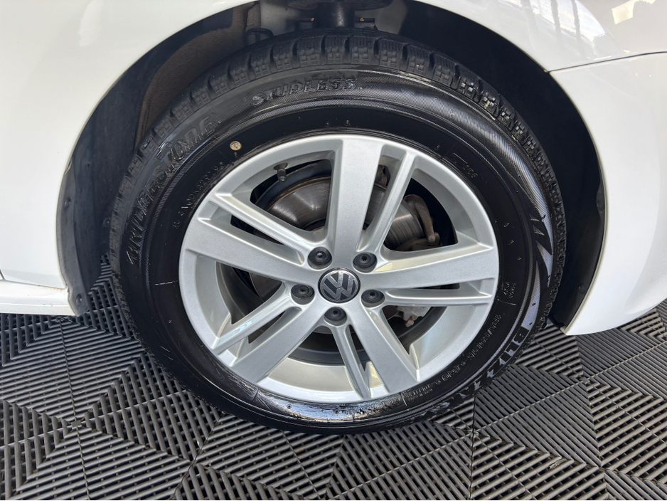 2013 Volkswagen Polo - image 5