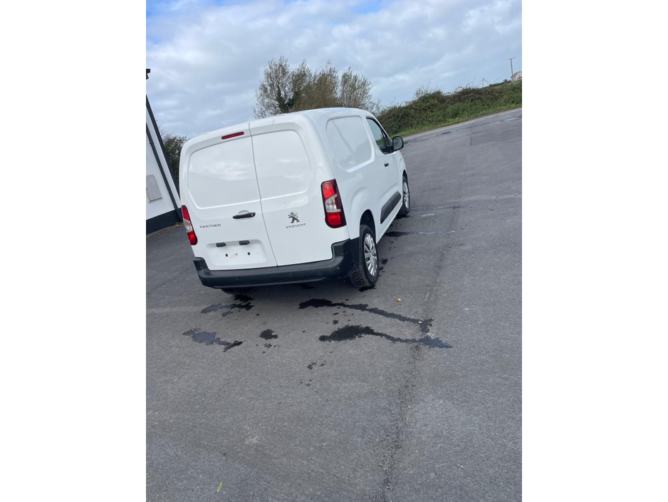 2022 Peugeot Partner - image 4