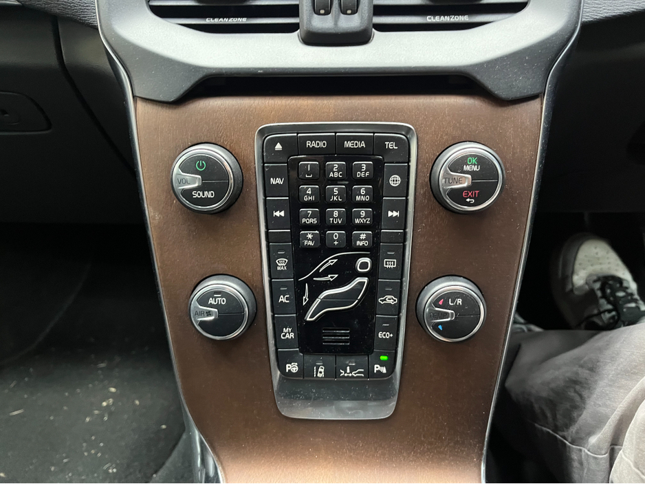 2017 Volvo V40 - image 18