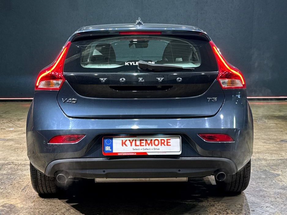 2017 Volvo V40 - image 4