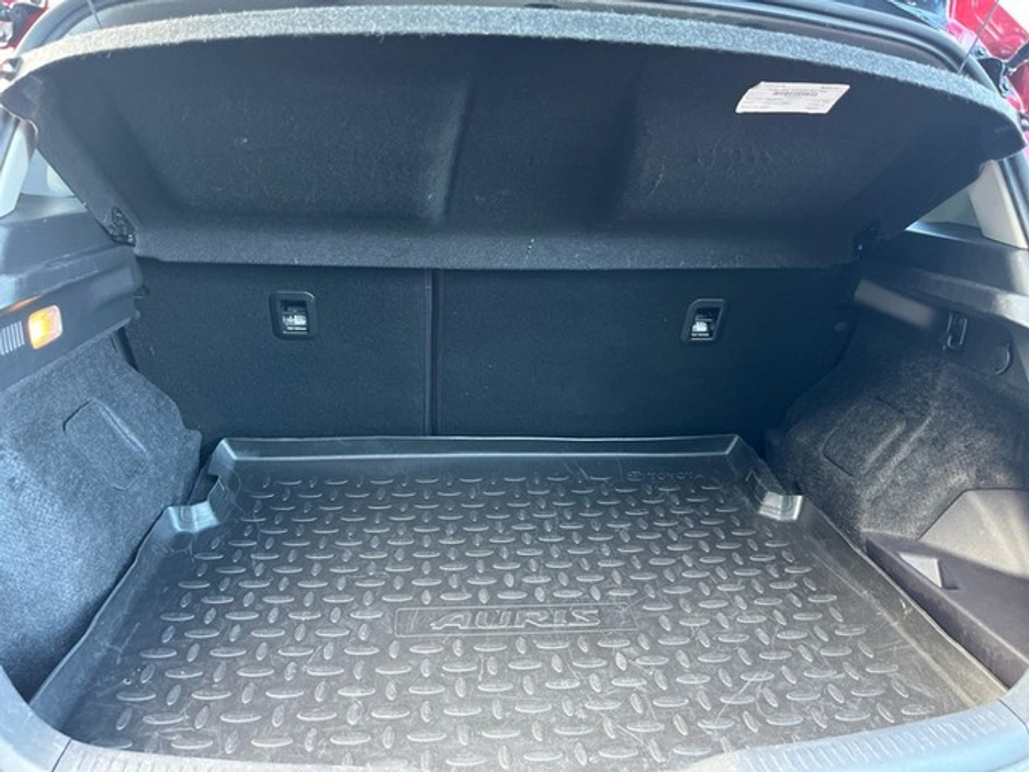 2018 Toyota Auris - image 10